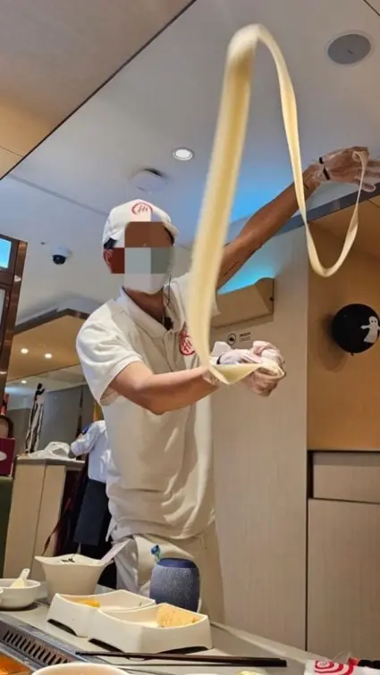 表演過的麵條分量比較多!海底撈師傅曝「撈麵5知識」,網友驚呼學到了 表演過的麵條分量比較多!海底撈師傅曝「撈麵5知識」,網友驚呼學到了