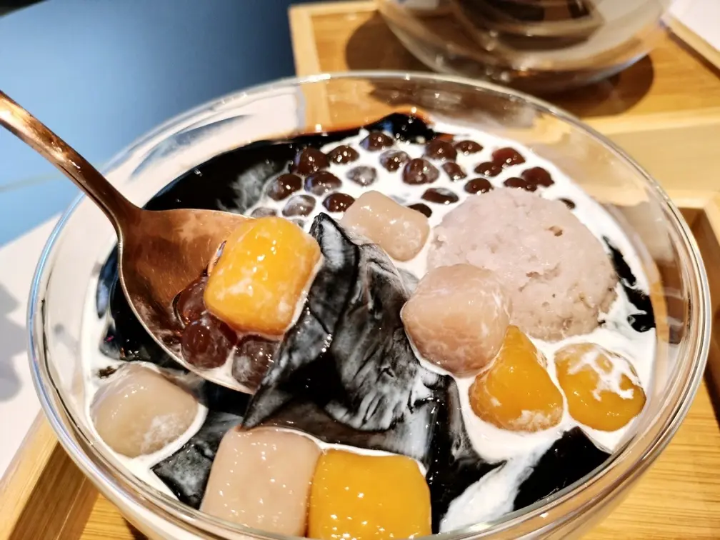 【獨家】嫩仙草買一送一！高雄手作仙草名店進軍台中，必加大甲芋泥球