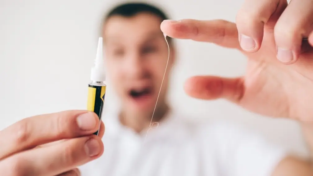 三秒膠黏到手別硬拔！廠商教３步驟「不傷皮膚輕鬆除膠」，網友：超受用
