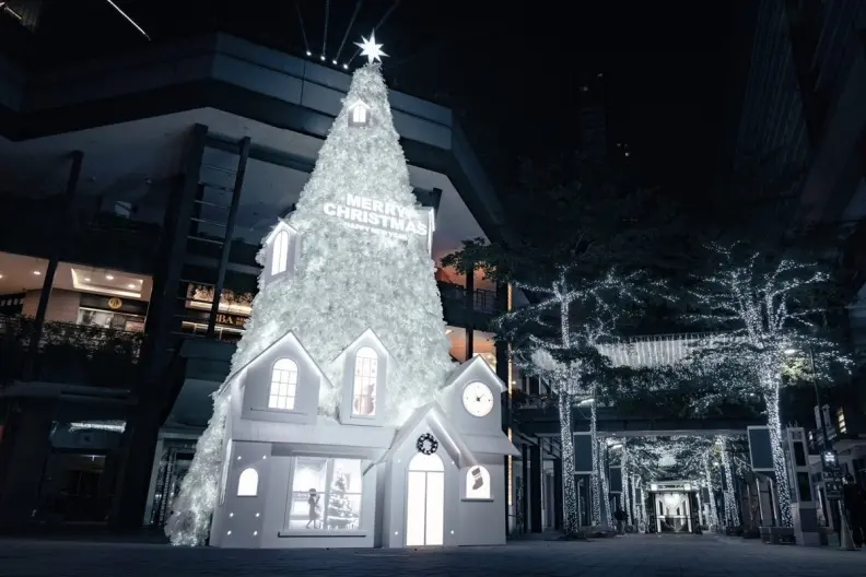 信義商圈雪白超夢幻!打卡17公尺「時光之樹」,還有告五人演唱會免費看 信義商圈雪白超夢幻!打卡17公尺「時光之樹」,還有告五人演唱會免費看