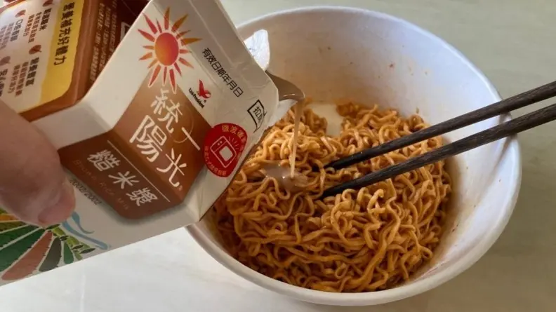 泡麵獵奇新吃法!網友曝辣乾麵加「這物」超好吃:甜甜辣辣像南部口味 泡麵獵奇新吃法!網友曝辣乾麵加「這物」超好吃:甜甜辣辣像南部口味