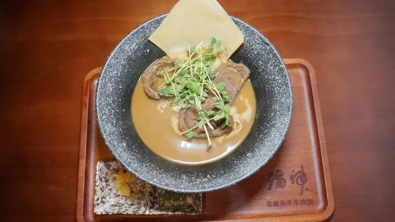 逛完三創吃什麼？不只美食街，在地私藏13間：排隊喇舌麵、肉控丼飯、約會餐酒館