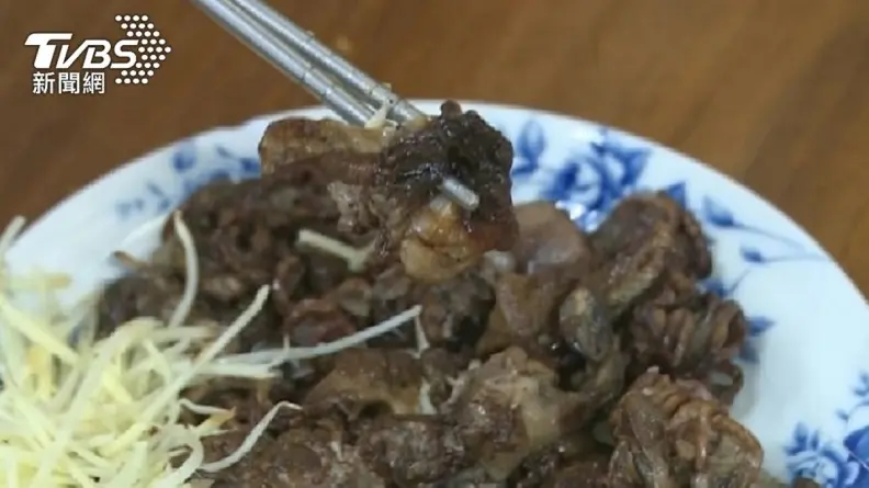 白飯鋪滿「蚯蚓」?一碗80元他讚好吃到升天,內行人解惑:南部專屬小吃 白飯鋪滿「蚯蚓」?一碗80元他讚好吃到升天,內行人解惑:南部專屬小吃