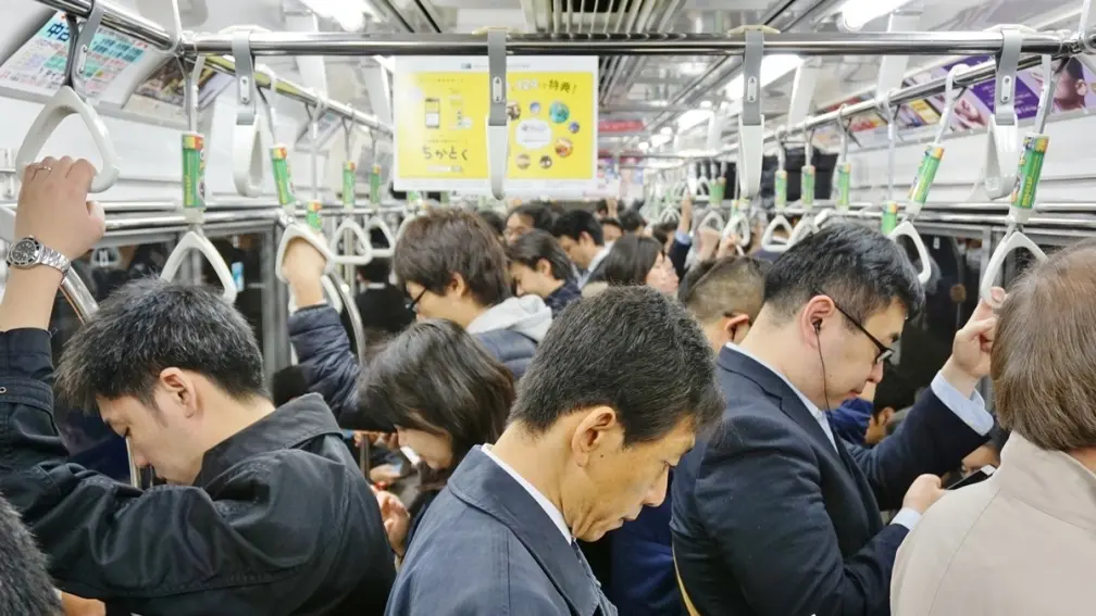 遊日小心！在電車上「１行為」會被認為是挑釁，恐遭日本人飆罵或毆打