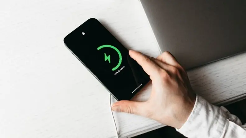 手機充飽用２小時電量只剩34%！他疑訊號不好造成耗電，內行人：快刪１款APP