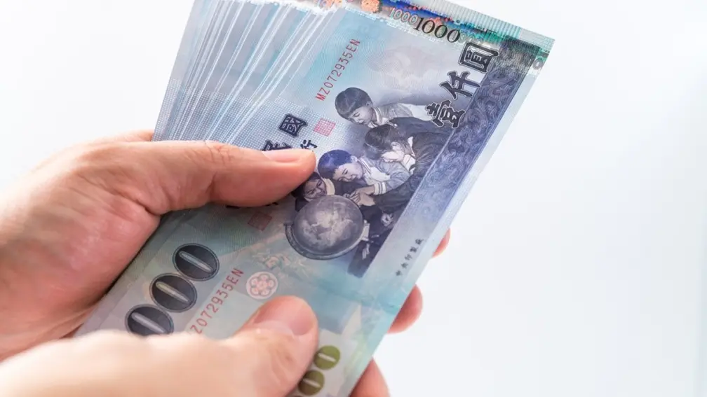 政府發錢了！元旦起７行業無薪假勞工可請補貼，每月最高領9200元