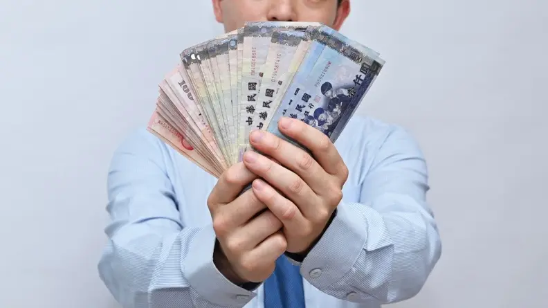 領完年終獎金就噴大錢！他嘆「年終魔咒」拜拜也沒用，網掀共鳴：屢試不爽