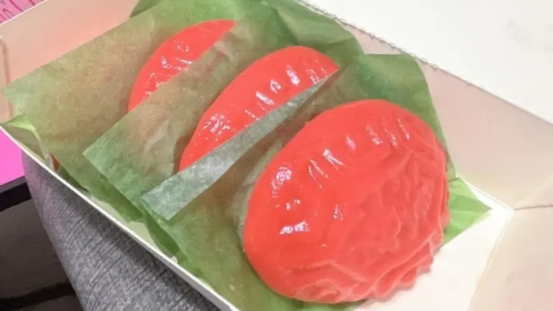 爆笑神解釋！阿嬤到大賣場買「紅龜粿」，孫女傻眼：這是比較胖的草莓麵包