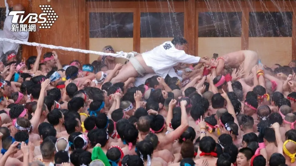 姊妹們衝啊!日本「裸男祭」打破1200年傳統,首度開放40名女性參加 姊妹們衝啊!日本「裸男祭」打破1200年傳統,首度開放40名女性參加