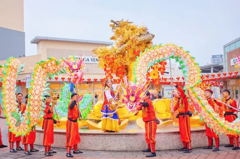 免費送發財錢母！華泰名品城「新年唐人街」５亮點：免費穿唐裝、新衣３折起