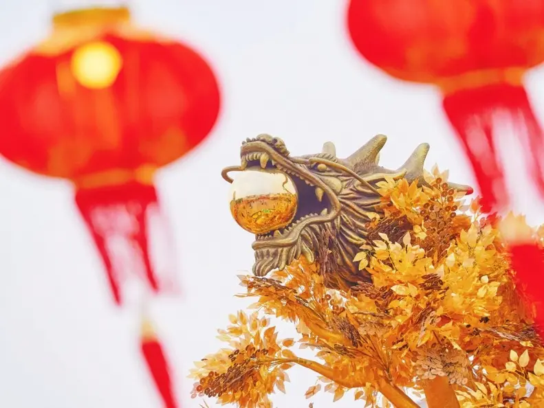免費送發財錢母！華泰名品城「新年唐人街」５亮點：免費穿唐裝、新衣３折起