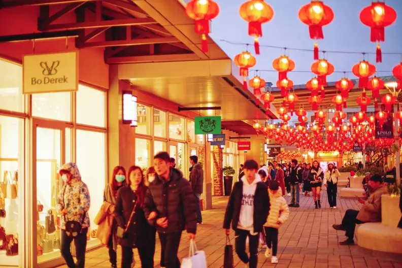 免費送發財錢母！華泰名品城「新年唐人街」５亮點：免費穿唐裝、新衣３折起