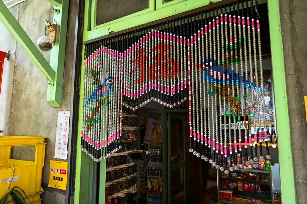 愈住財運愈旺！門口擺對３樣物品可招財，掛水晶簾還能避邪