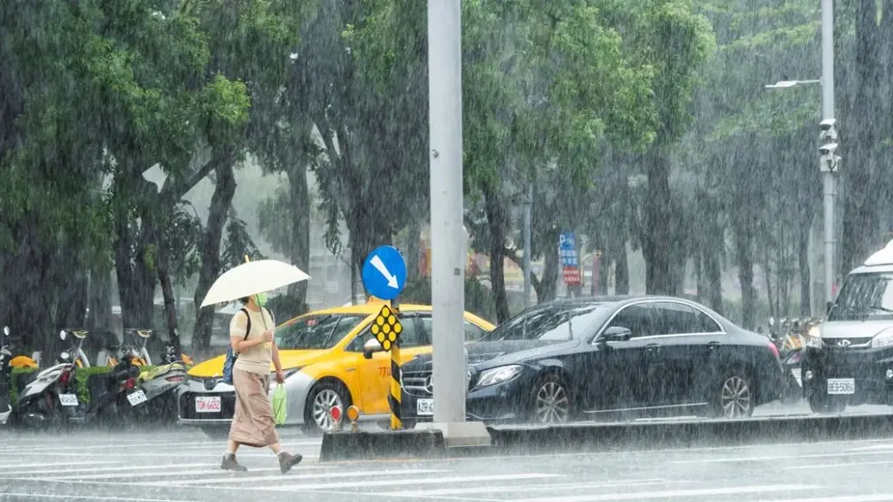 今晚起變天降雨!「葡萄桑」颱風這天最靠近台灣,專家曝1狀況發海警