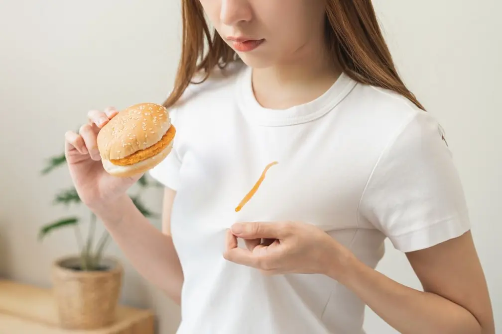 衣服放久變黃怎麼辦?專家教1招亮白如新,加碼衣物沾到醬料去漬法 衣服放久變黃怎麼辦?專家教1招亮白如新,加碼衣物沾到醬料去漬法