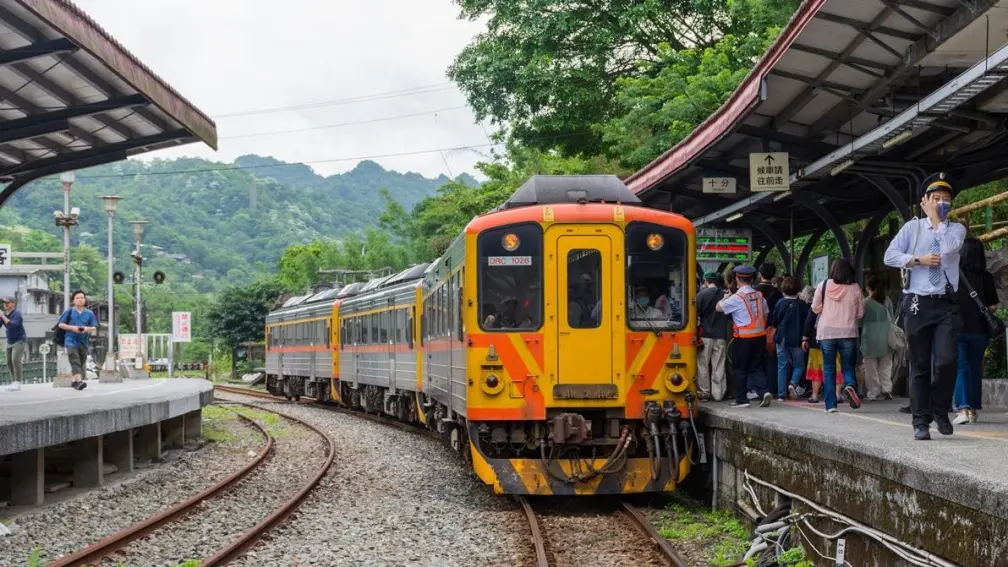 火車站等車地方為何叫「月台」?網友曬1照揭緣由,臺鐵發文曝正解