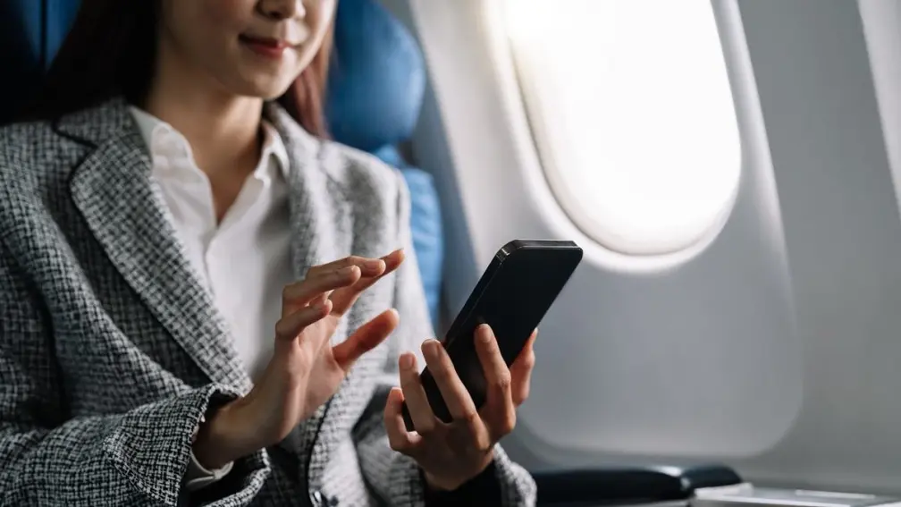 搭飛機一定要開飛航模式嗎?資深機師揭真相:超過4人不照做恐出事