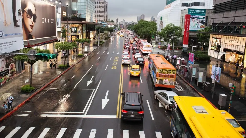 綠燈可以左轉嗎?他一轉遭開罰1800元,警察局曝開車正確做法