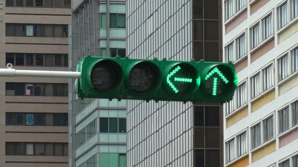 綠燈可以左轉嗎?他一轉遭開罰1800元,警察局曝開車正確做法 綠燈可以左轉嗎?他一轉遭開罰1800元,警察局曝開車正確做法
