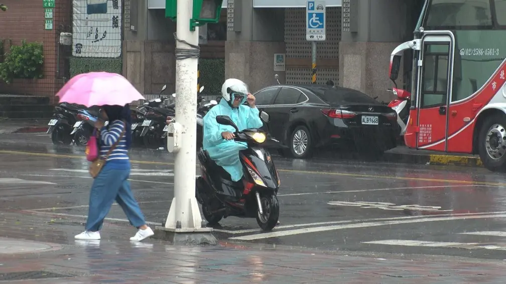 全台濕冷最低溫僅11度!氣象署曝14縣市大雨特報,2波冷氣團接力襲台 全台濕冷最低溫僅11度!氣象署曝14縣市大雨特報,2波冷氣團接力襲台