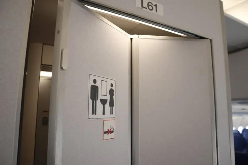 飛機上「1舉動」超NG!恐危害上百人生命安全,罰款更達15萬 飛機上「1舉動」超NG!恐危害上百人生命安全,罰款更達15萬