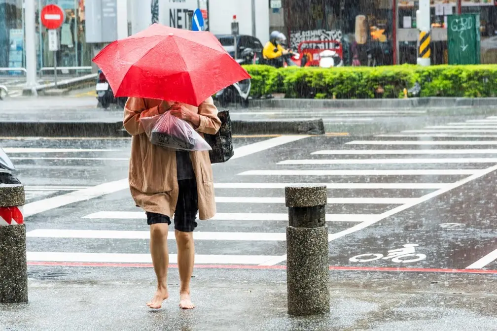 9縣市大雨狂炸!氣象署揭2波鋒面接力報到「連濕4天」,週末慎防雷雨彈 9縣市大雨狂炸!氣象署揭2波鋒面接力報到「連濕4天」,週末慎防雷雨彈