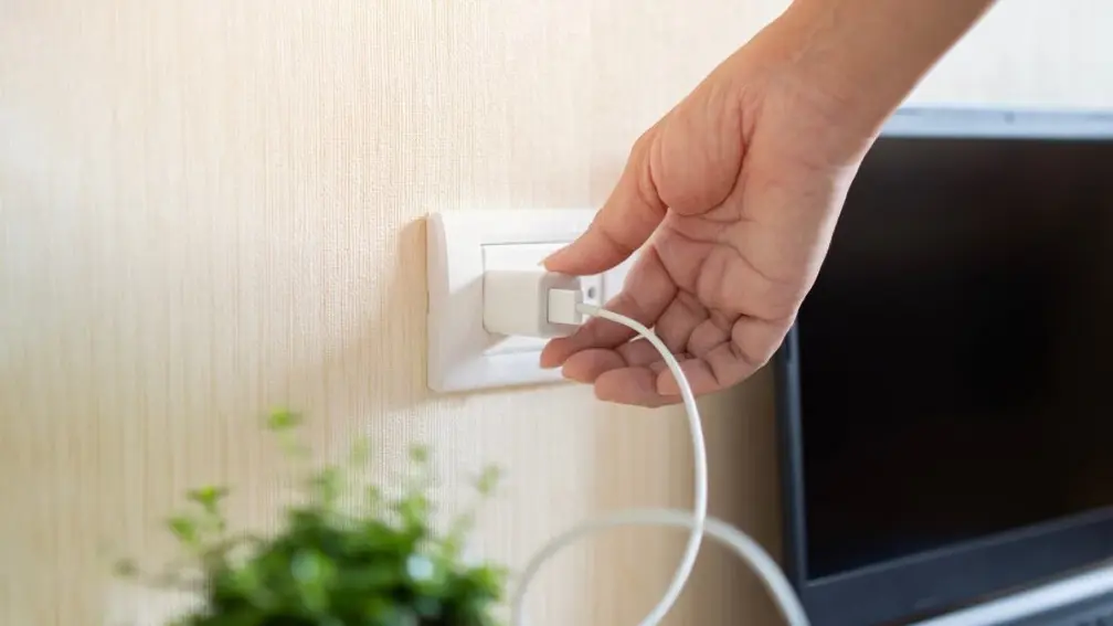 快檢查家中電器！台電示警：插座、插頭「出現３狀況」立刻停用以免釀災