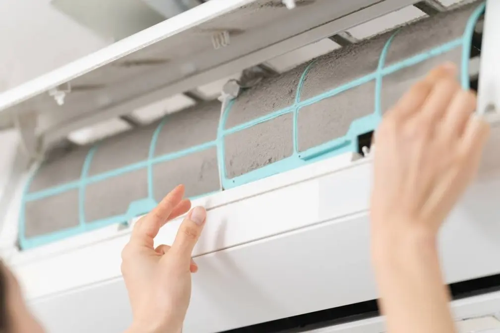 為什麼開冷氣會有臭味？遙控器「按１鍵」秒解決，台電教１動作更快冷又省電