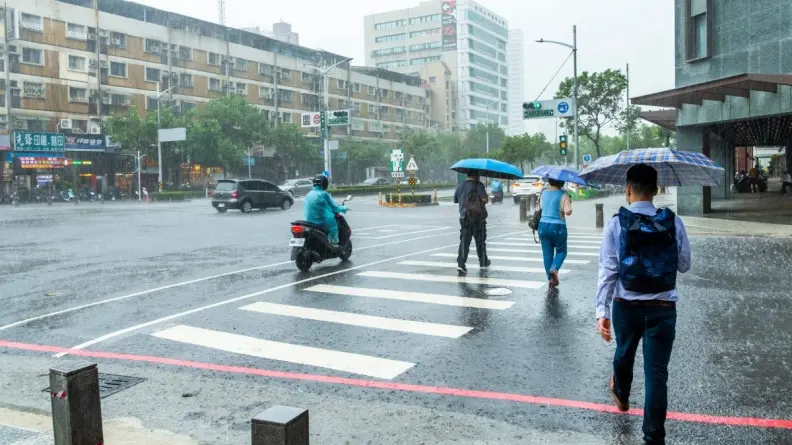今晚要變天了！週末母親節慎防雷雨彈，下週「這天轉晴」熱如炎夏