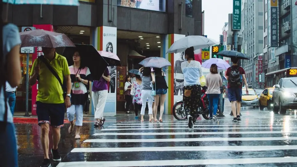 梅雨鋒面籠罩全台！16縣市雨彈狂炸，專家：「下週這天」恐有颱風生成
