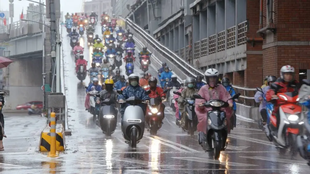 下雨天騎車鞋子濕掉怎麼辦？過來人推薦「１物」不怕濕，比雨鞋好用還不臭