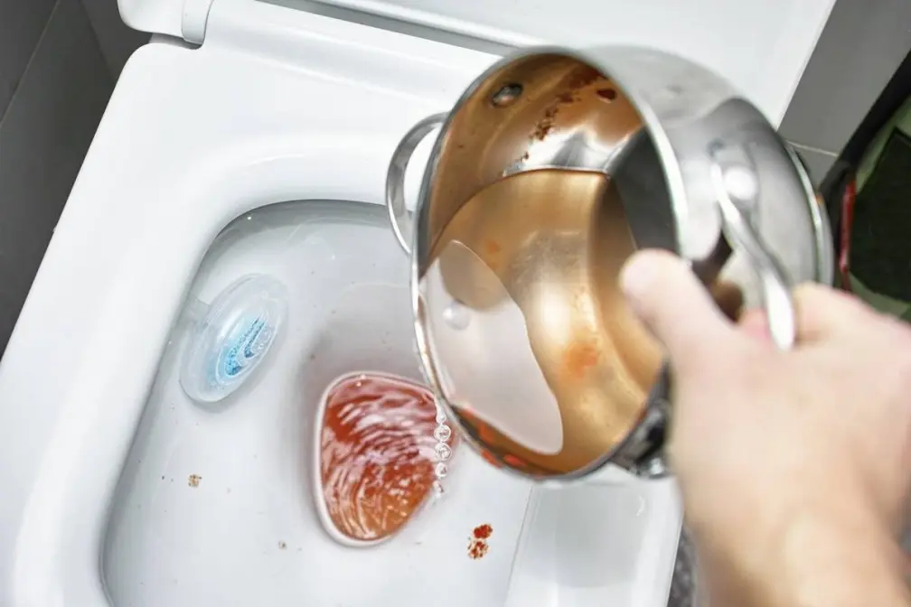 泡麵湯別亂倒馬桶、水槽!廚師教靠1物解決難題,做錯恐害水管堵塞飄臭味 泡麵湯別亂倒馬桶、水槽!廚師教靠1物解決難題,做錯恐害水管堵塞飄臭味