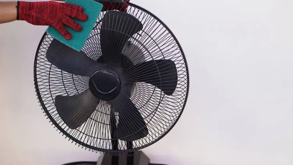 不能拆的電風扇怎麼洗？專家教１招輕鬆除垢、除灰塵，清完更涼爽又省電