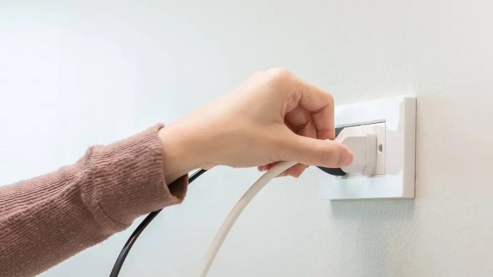 電器不使用時拔插頭可省電？專家警告「２物品」別亂拔：小心花更多錢