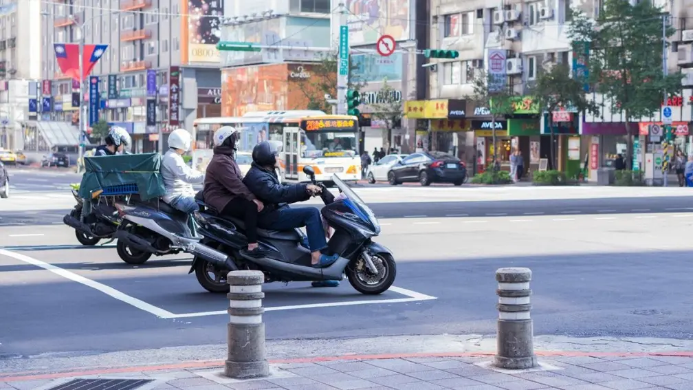 汽機車族注意!等紅燈時「做1事」最高罰3000元,一堆人被罰才知道 汽機車族注意!等紅燈時「做1事」最高罰3000元,一堆人被罰才知道