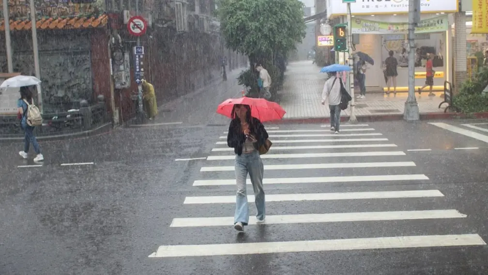麥德姆颱風生成了！最新路徑曝「３地防雨彈」，雙十連假前還有熱帶擾動發展