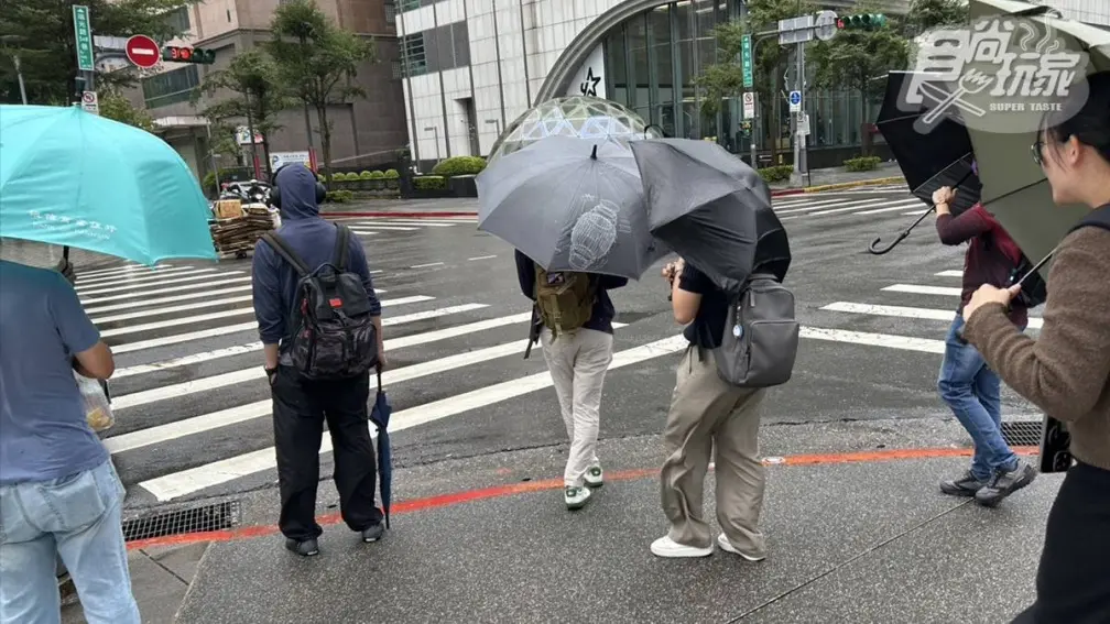 鳳凰颱風雨炸半個台灣！14縣市達停班停課標準，新北、新竹都入列