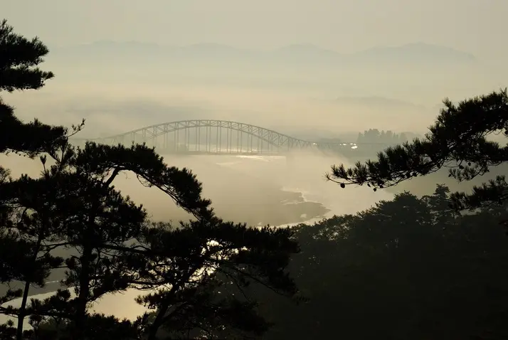 川霧朦朧中若隱若現的「丸森大橋」，可媲美舊金山地標金門大橋。.jpg