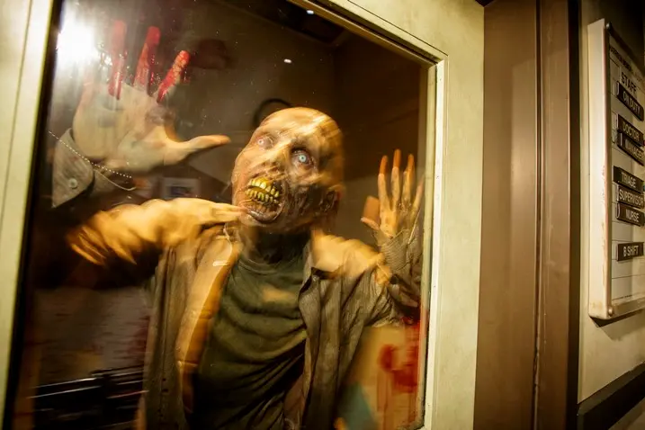 不跑會被吃掉!陰屍路喪屍嚇死人不償命 Walking Dead Attraction_5.jpg