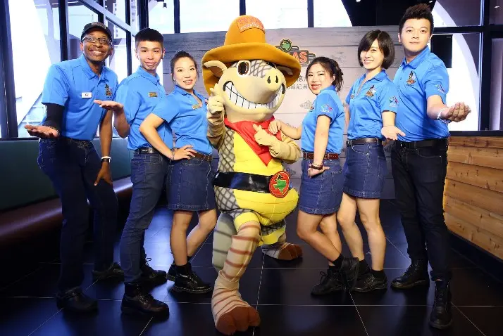 Texas Roadhouse以最具代表性的西部排舞,與吉祥物Andy一起熱鬧開場!(圖由Texas Roadhouse德州鮮切牛排提供) - Texas Roadhouse以最具代表性的西部排舞,與吉祥物Andy一起熱鬧開場!(圖由Texas Roadhouse德州鮮切牛排提供).jpg Texas Roadhouse以最具代表性的西部排舞,與吉祥物Andy一起熱鬧開場!(圖由Texas Roadhouse德州鮮切牛排提供).jpg