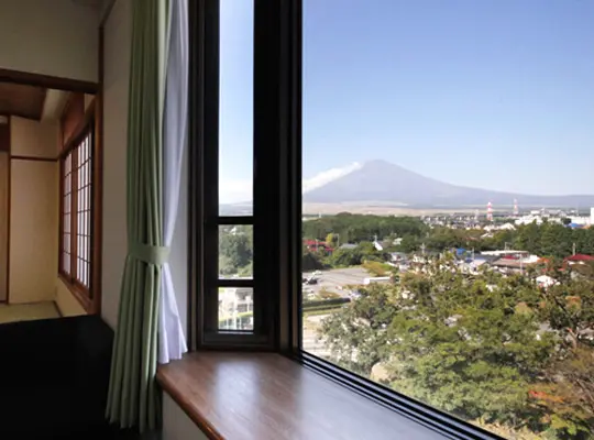 和世界遺產一起泡湯!富士山10大景觀飯店手腳太慢訂不到 圖二:「御殿場高原 時之栖」提供旅客多樣化設施,能一邊品嘗美食,一邊欣賞到富士山黃昏景色。.jpg