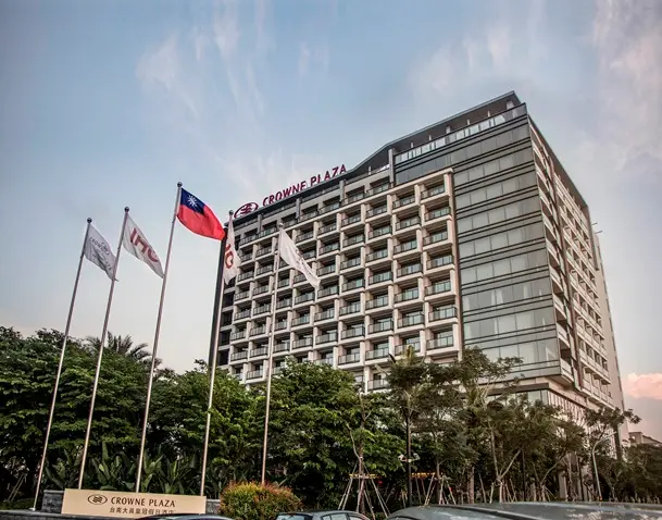 台南大員皇冠假日酒店外觀照.jpg