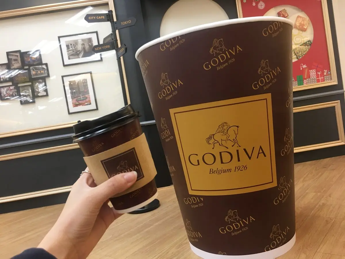 巨大GODIVA熱巧克力杯，來快閃店當杯緣子！