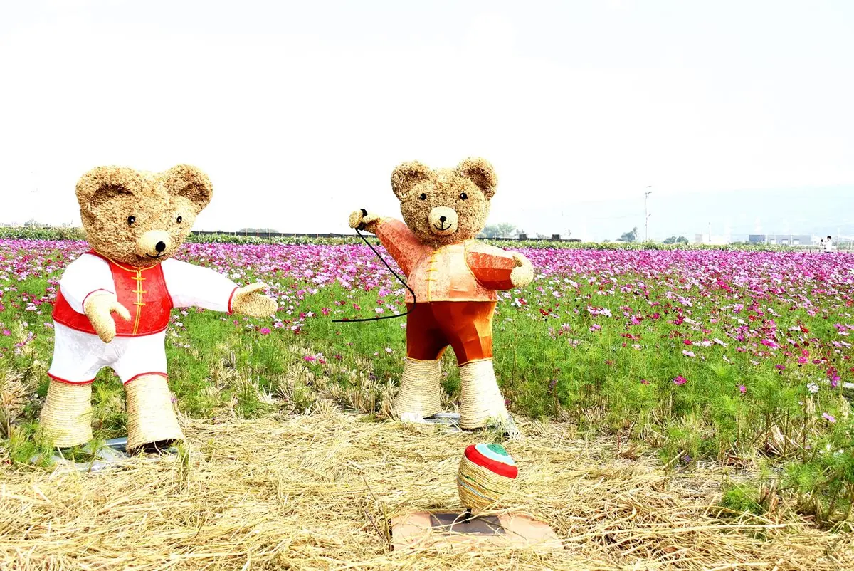 打卡夯點!熊稻草人配花海超好拍 打卡夯點!熊稻草人配花海超好拍