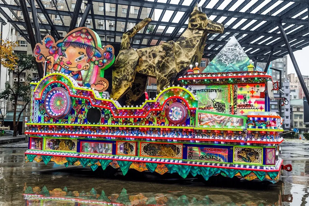 2018台北燈節主燈賣萌！金銀紅狗手牽手蹲坐西門