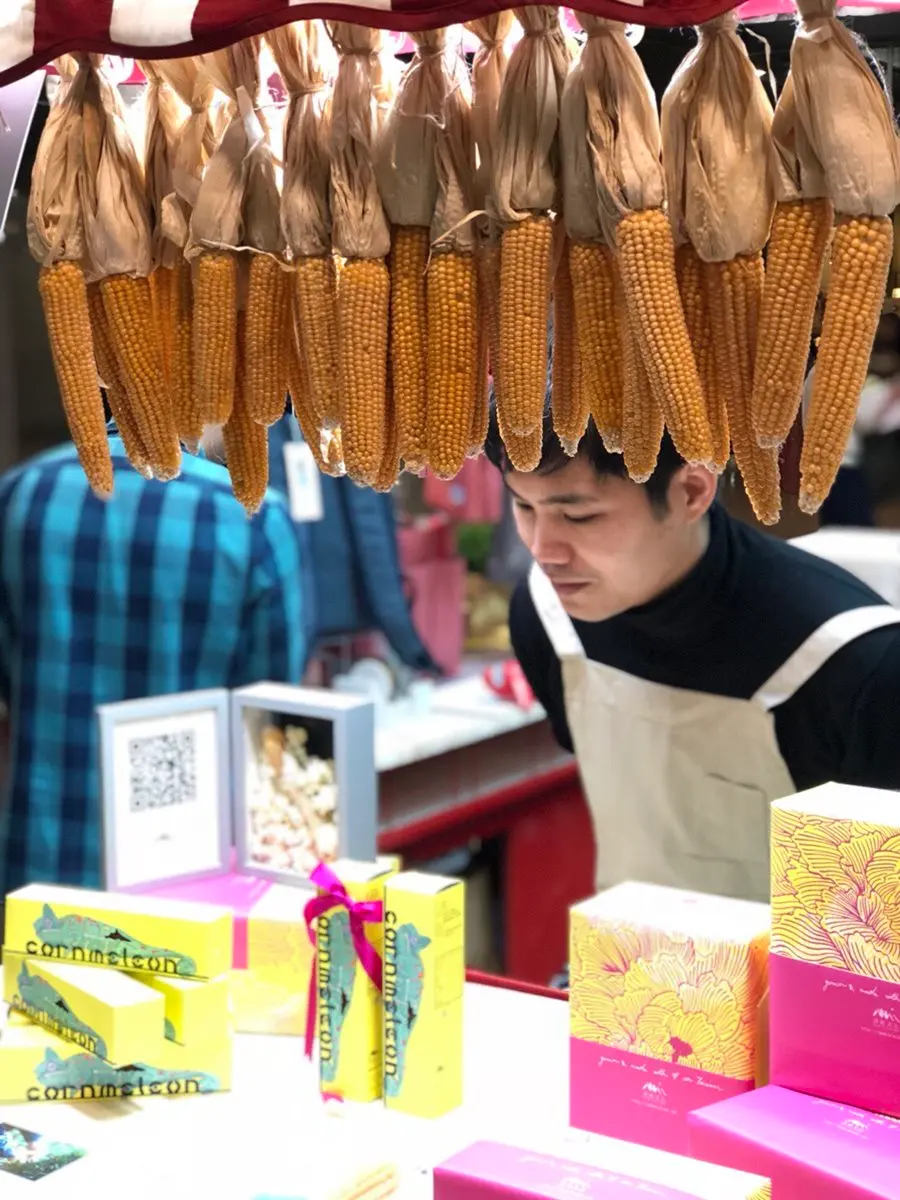整根玉米變爆米花?母乳首飾?這個市集超有梗~顛覆你邏輯 整根玉米變爆米花?母乳首飾?這個市集超有梗~顛覆你邏輯