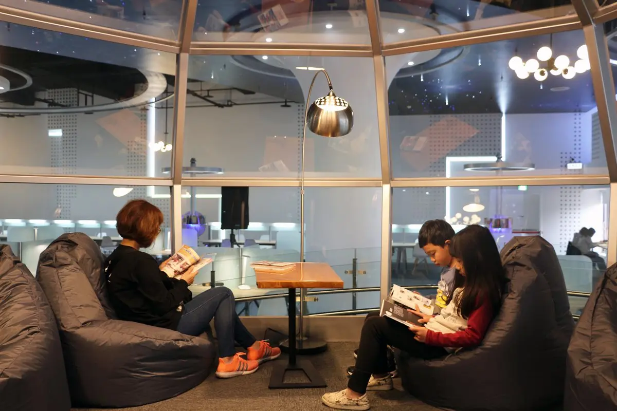 在玻璃太空艙打卡！超浪漫「星空圖書館」爆紅