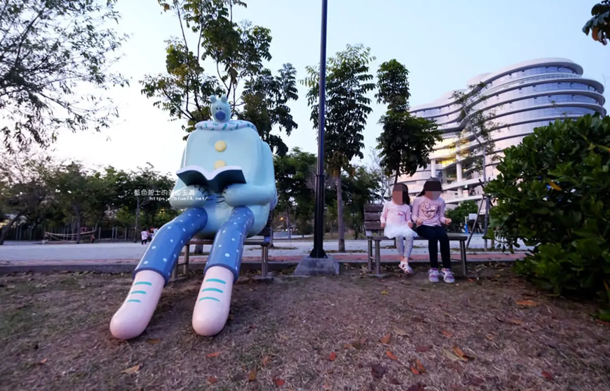 台中IG新亮點 巨大「熊超人」出沒公園超好拍