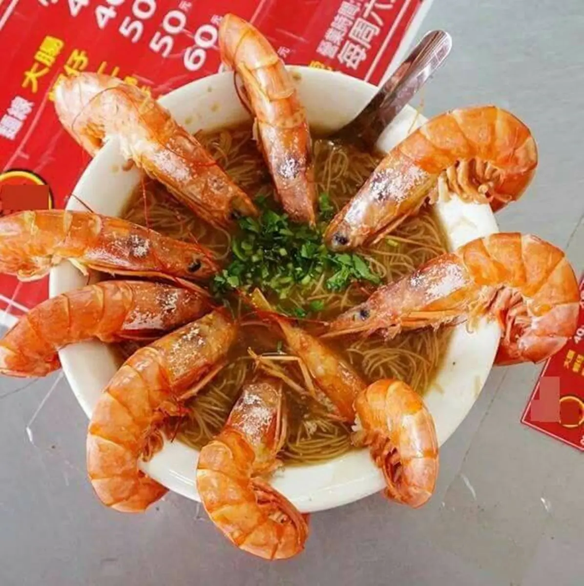 整碗滿滿都是料！北中南10家超澎派麵線：肥美雞佛、爆量中卷、波士頓龍蝦