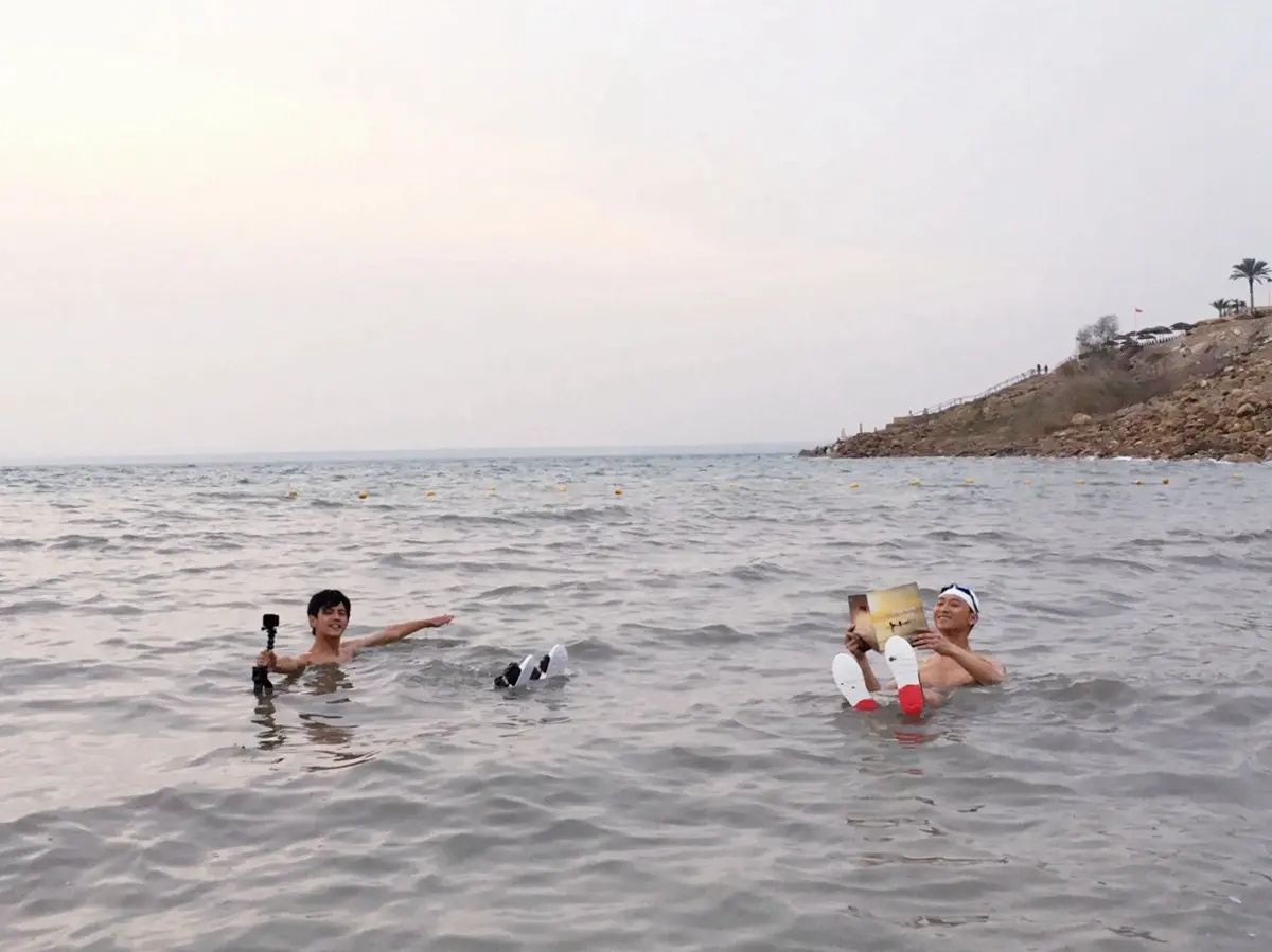 不只是游泳…浩角翔起在「死海」竟然做了這件事! 不只是游泳…浩角翔起在「死海」竟然做了這件事!